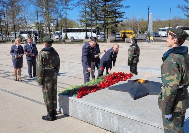 Никто не забыт: цветы к подножию мемориалов